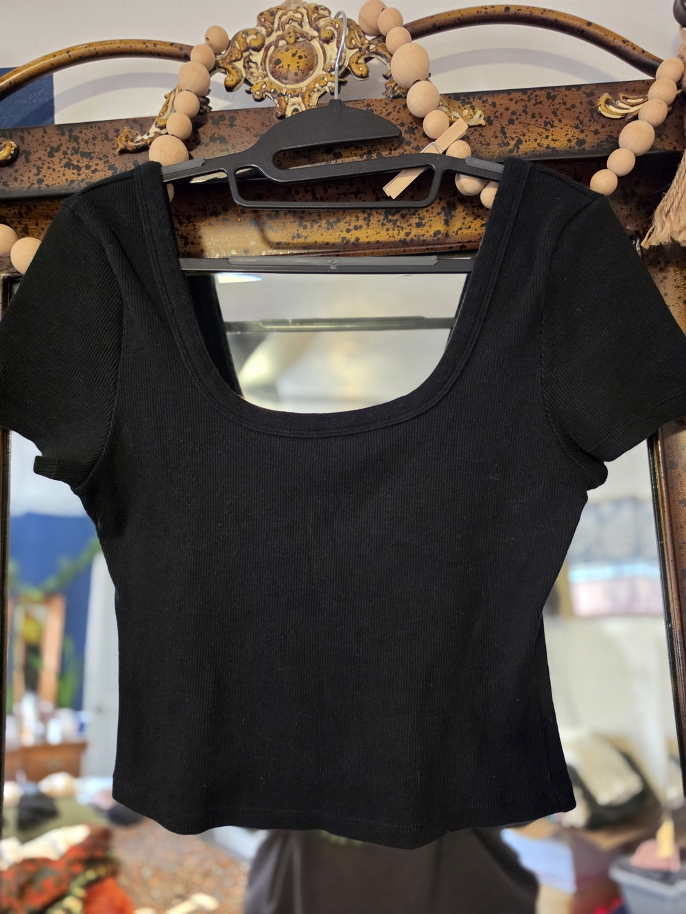 2 Shirt Universal Thread Black Ribbed Scoop-Neck Crop Top, Cream Old Navy
